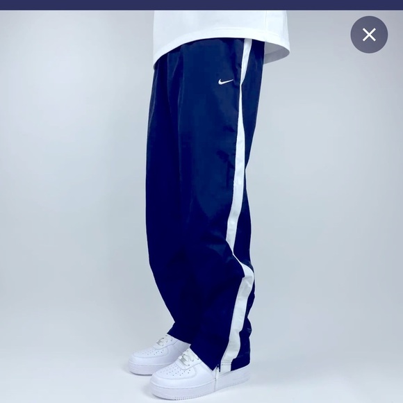 Nike Men's Black and White Stripe - Picture 2 of 3